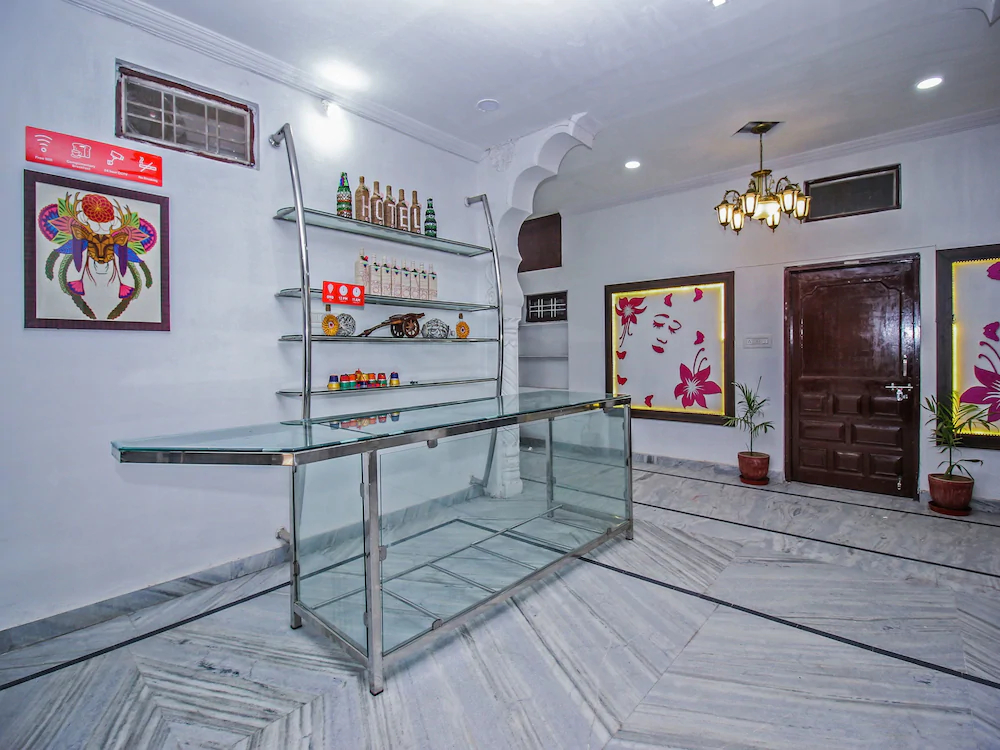 OYO 18272 Hotel Lambodar