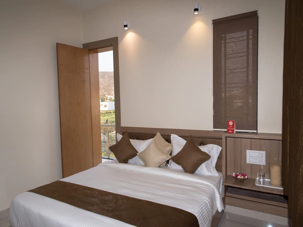 OYO 13273 Home Luxury Stay Airport Road