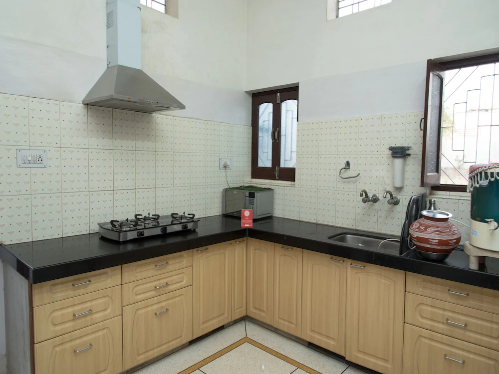 OYO 13273 Home Luxury Stay Airport Road