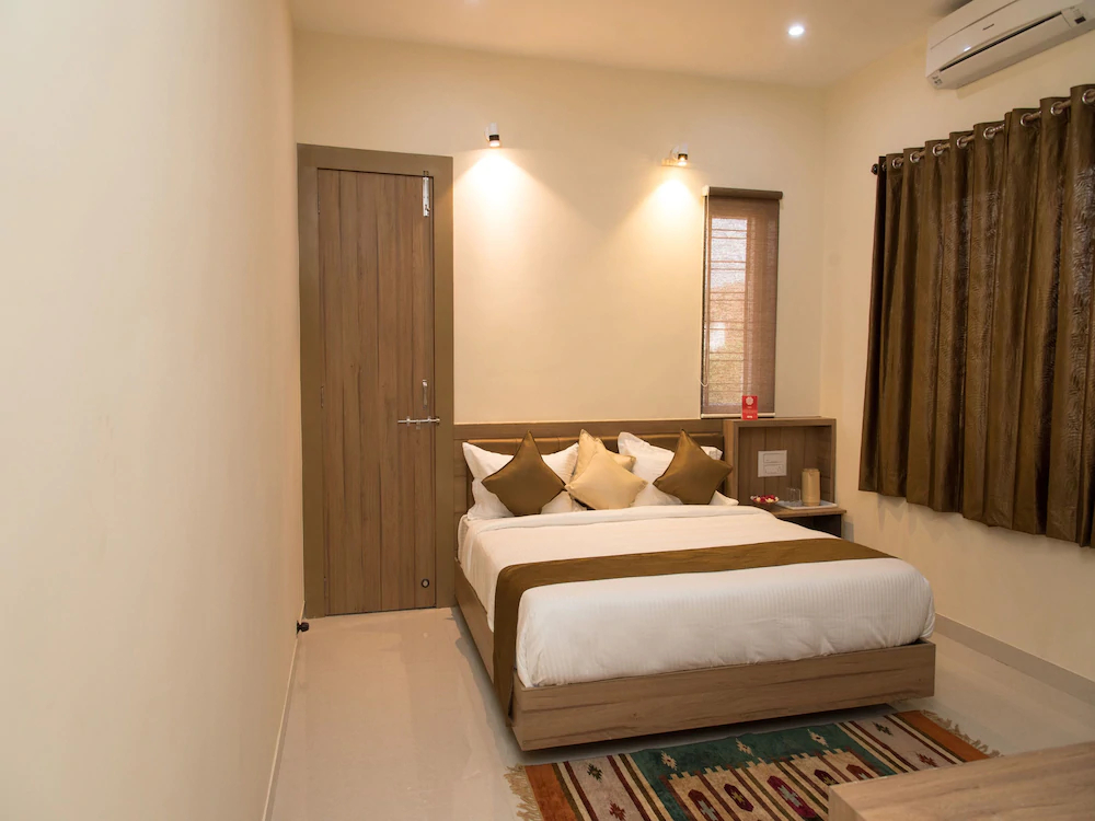 OYO 13273 Home Luxury Stay Airport Road