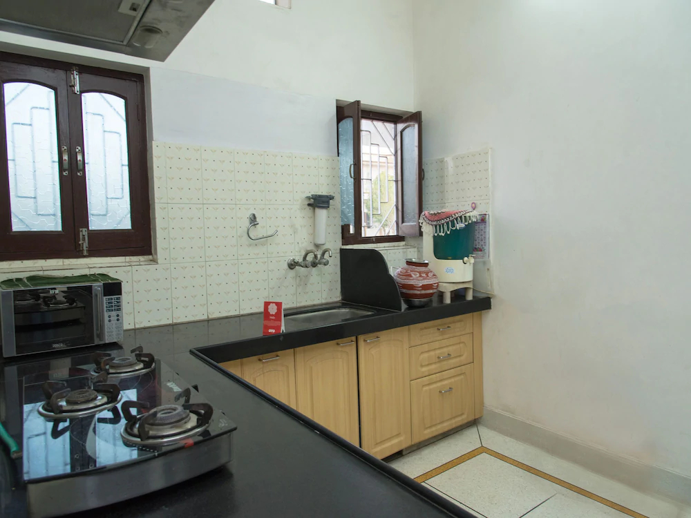 OYO 13273 Home Luxury Stay Airport Road
