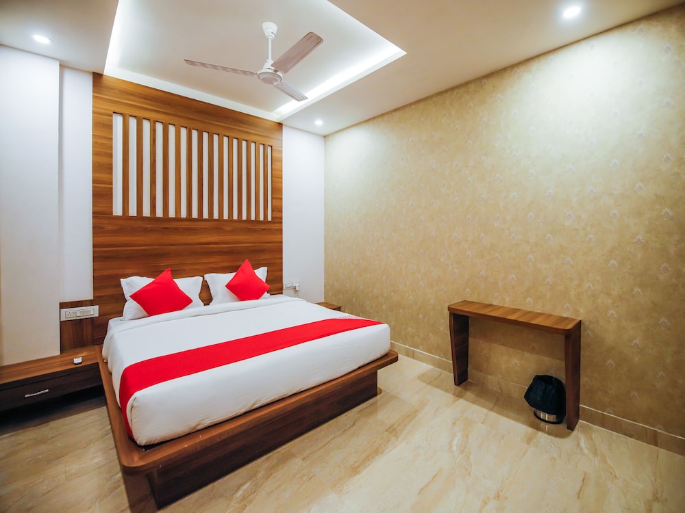 OYO 24327 Royale Sejour