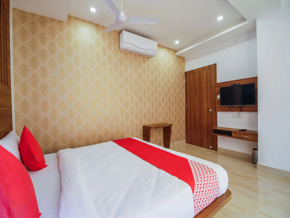 OYO 24327 Royale Sejour