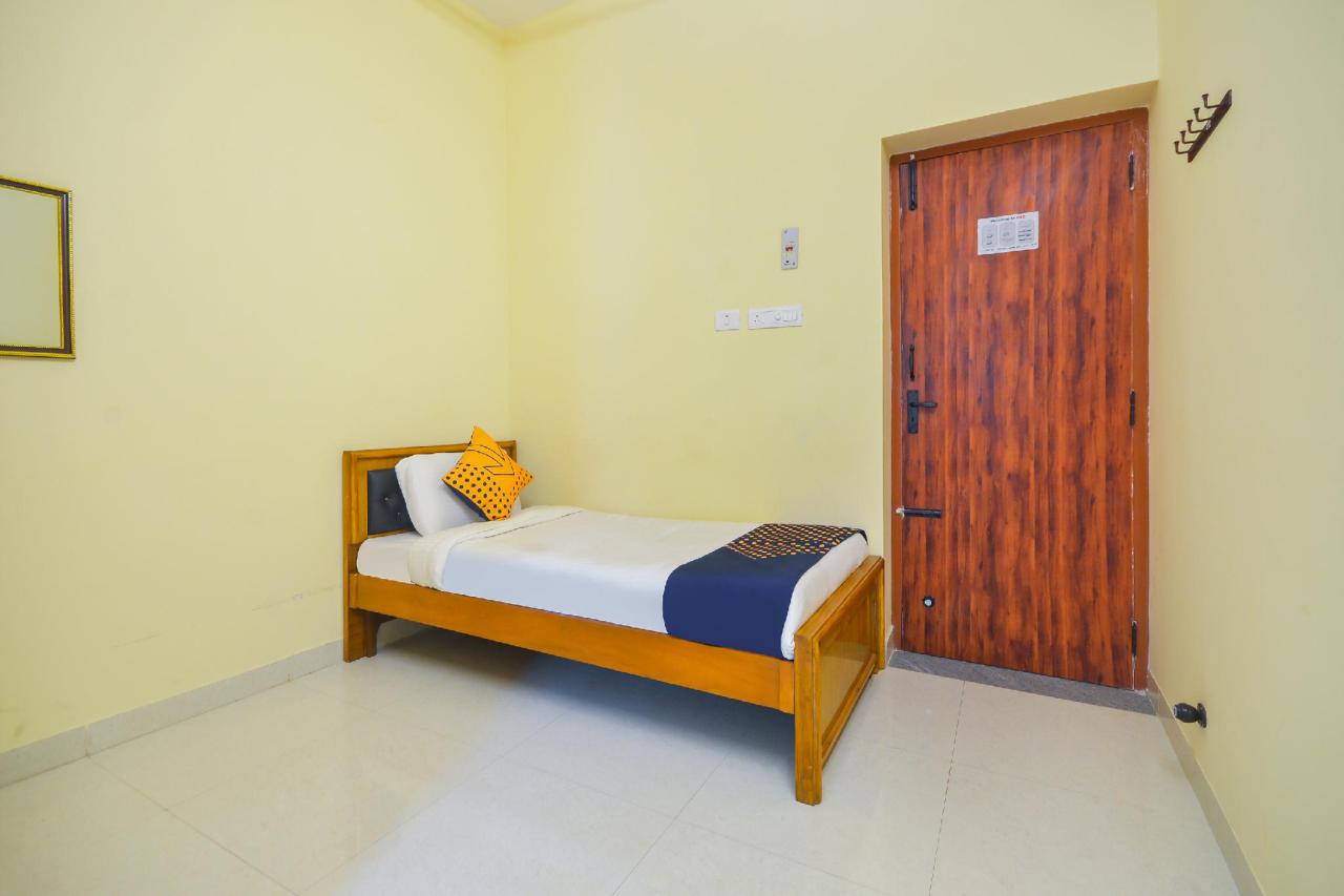 Rr Hotel by OYO Rooms