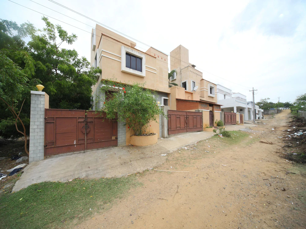 OYO 15517 Kms House