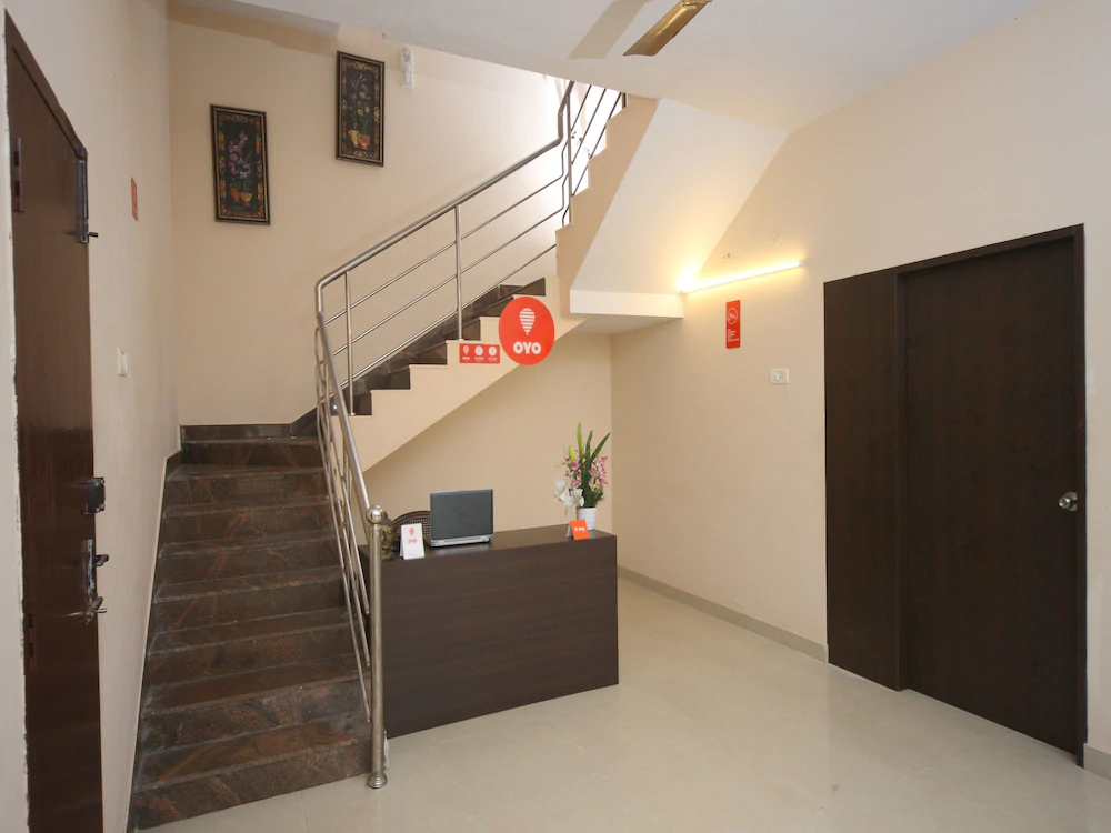 OYO 15517 Kms House