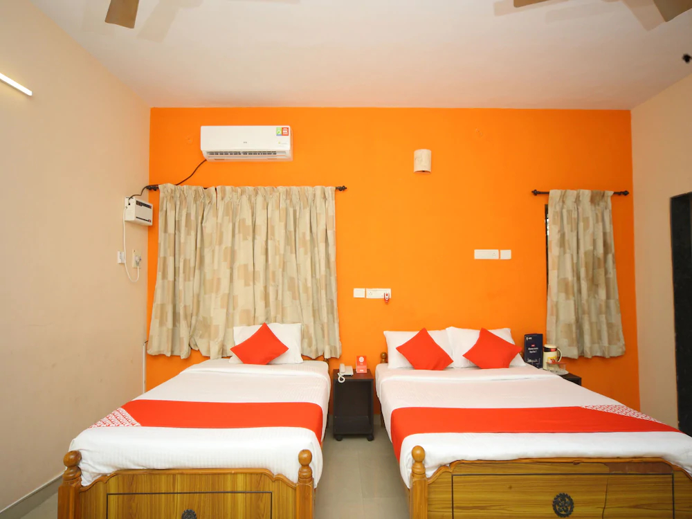 OYO 15517 Kms House