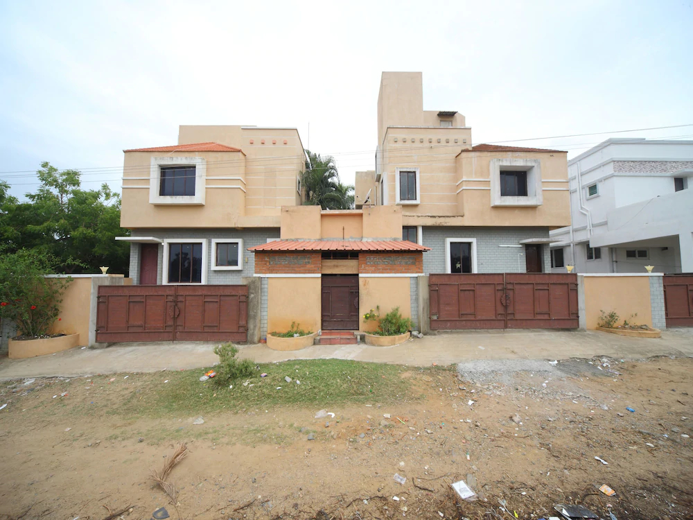 OYO 15517 Kms House