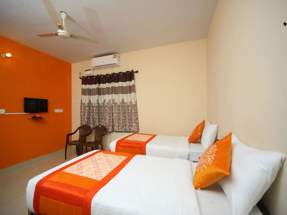 OYO 15517 Kms House