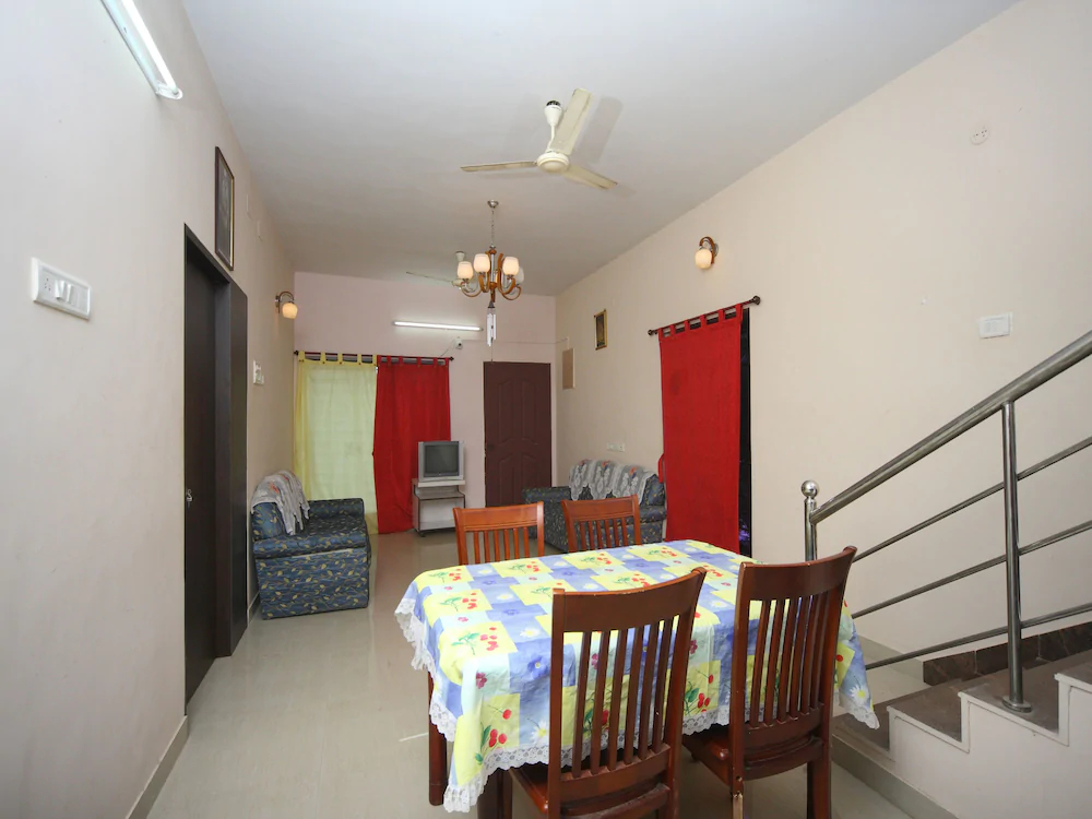 OYO 15517 Kms House