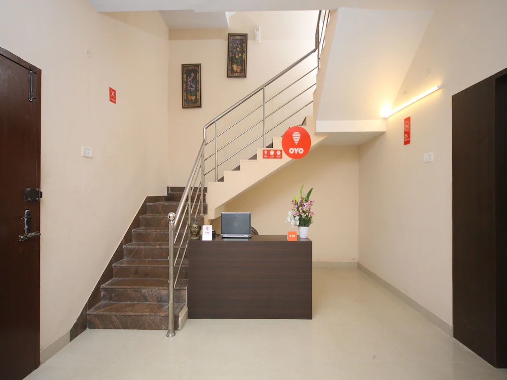 OYO 15517 Kms House