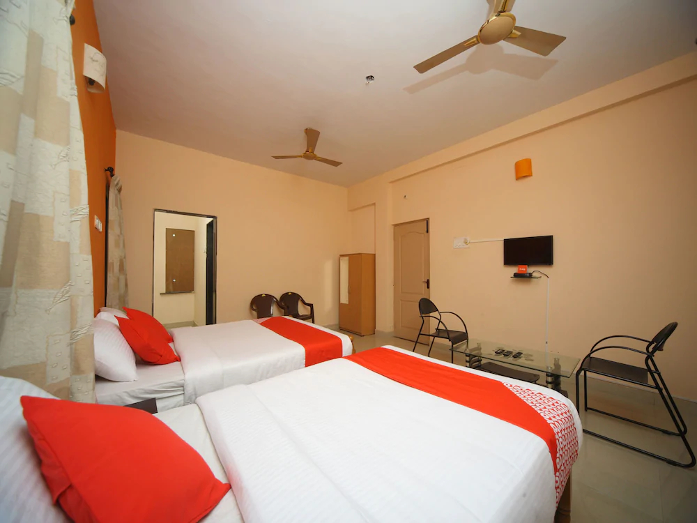 OYO 15517 Kms House