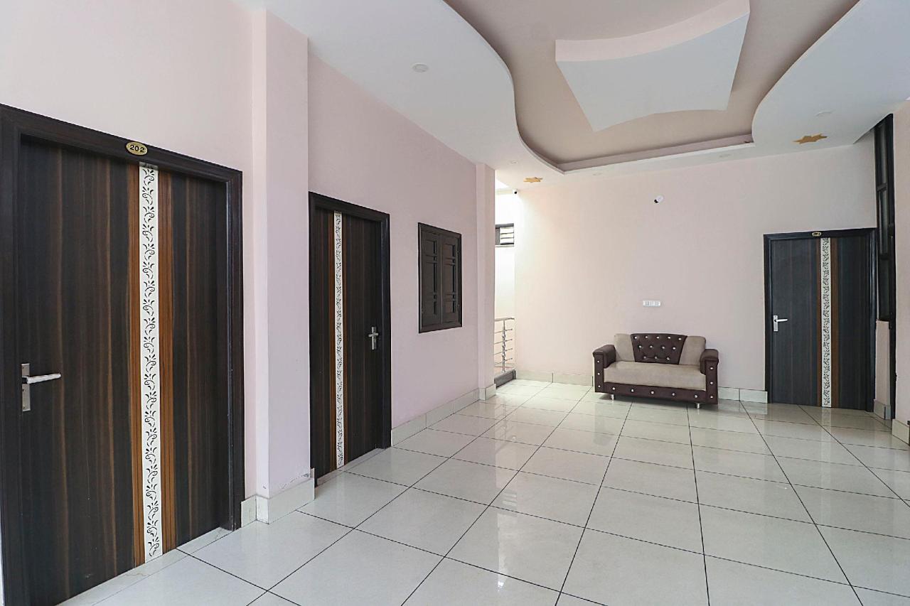 Vasee Residency by OYO Rooms