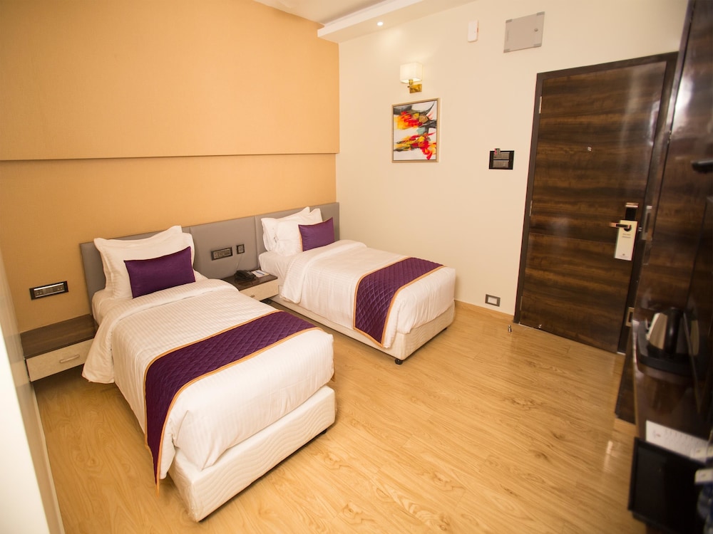 Crossway Parklane Airport Hotel