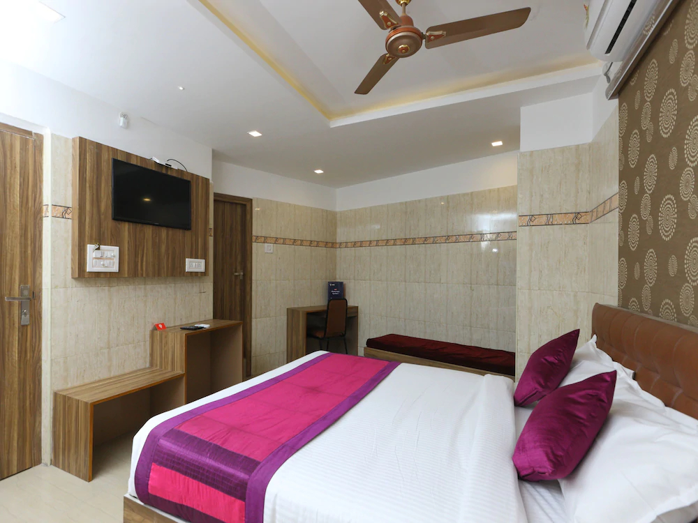 OYO 11437 Gmt Centre