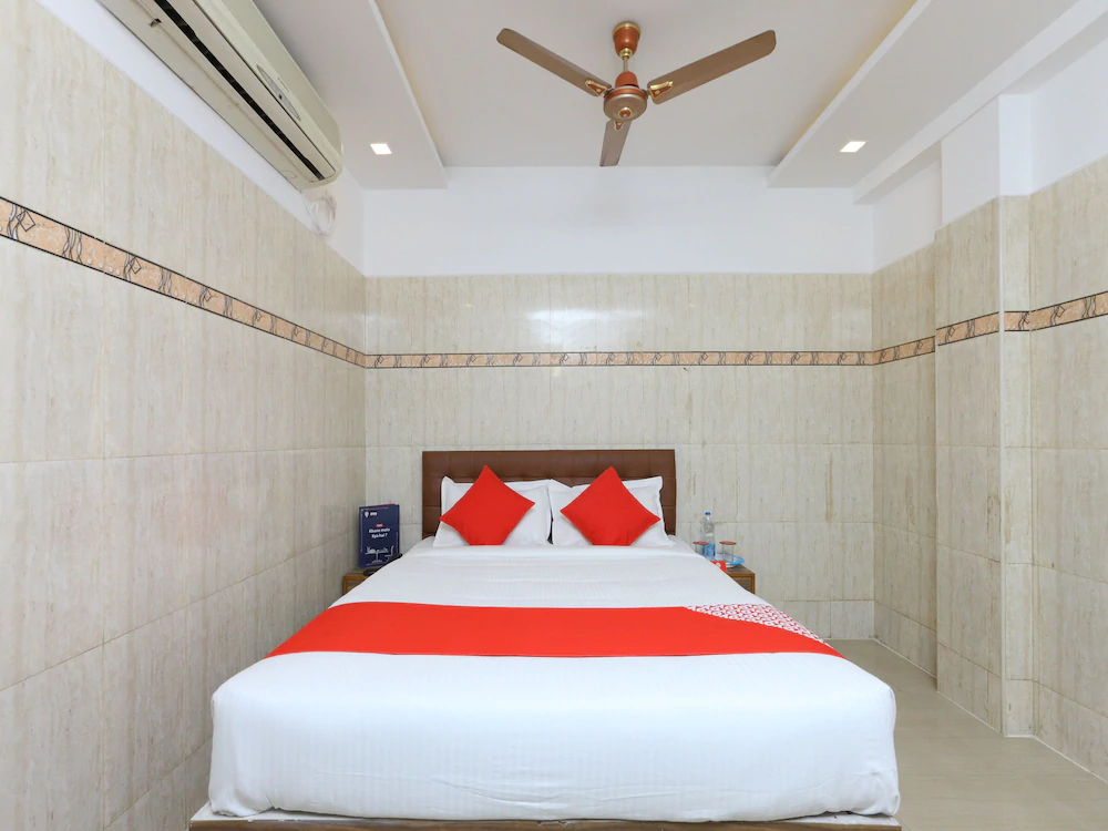 OYO 11437 Gmt Centre