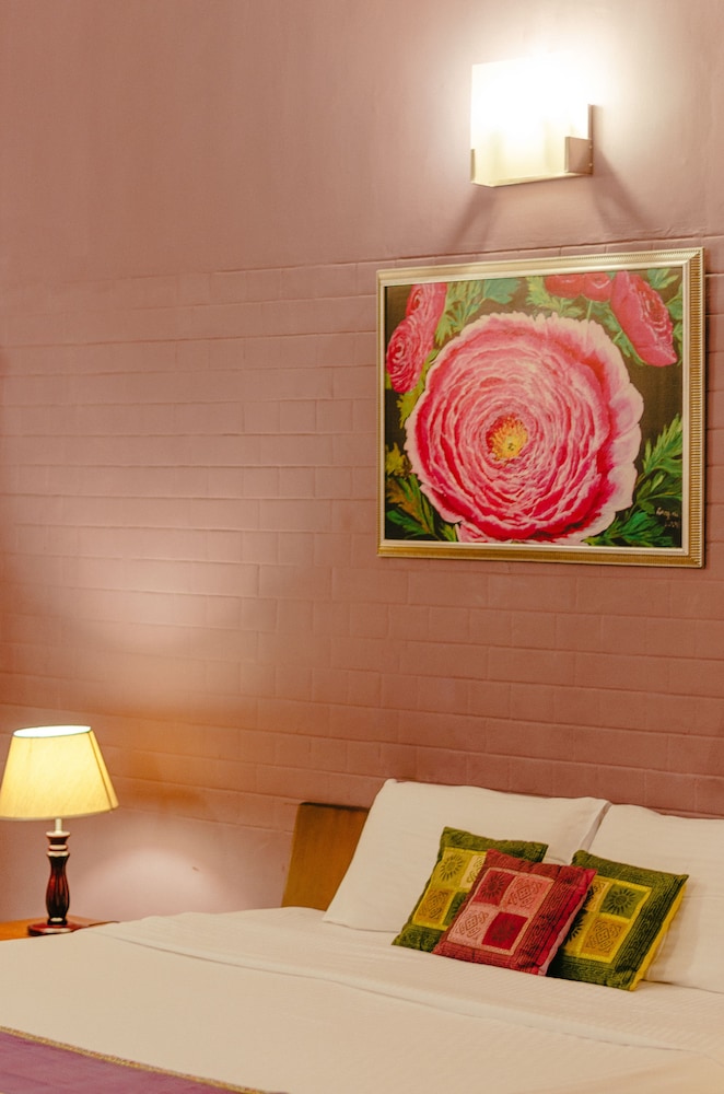Hanu Reddy Residences Wallace Garden