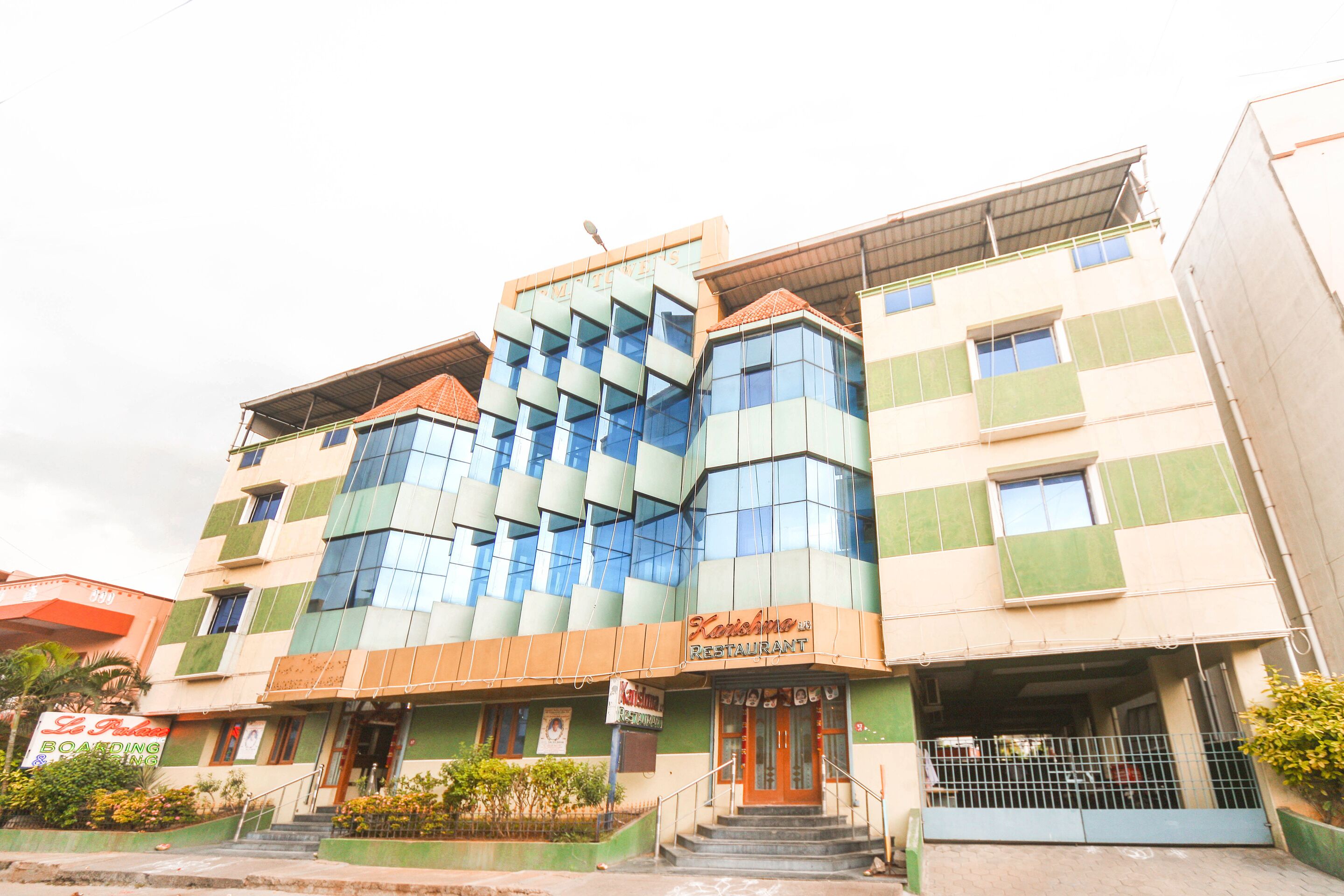Hotel Le Palace by OYO Rooms