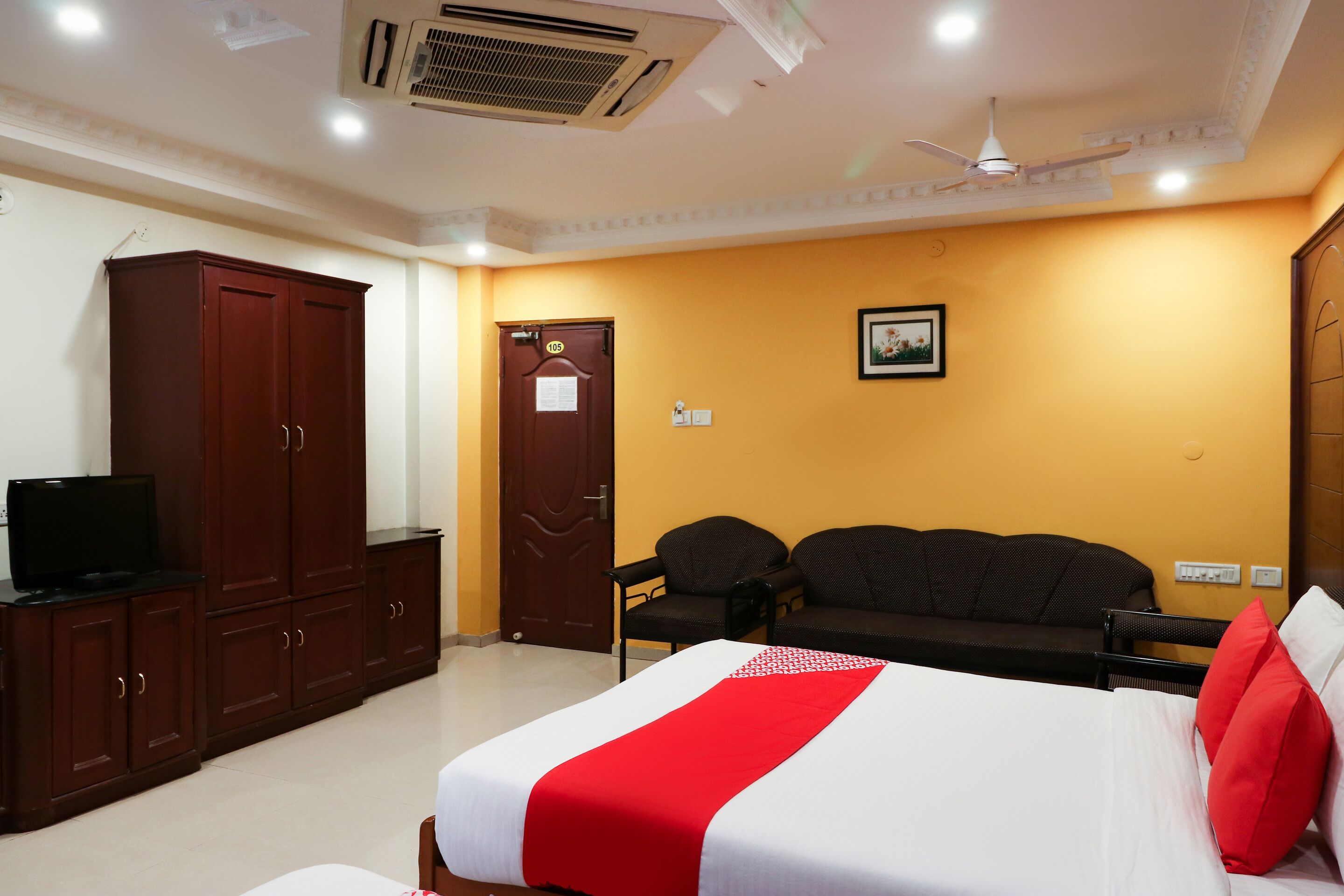 Sri Annapoorna Towers by OYO Rooms