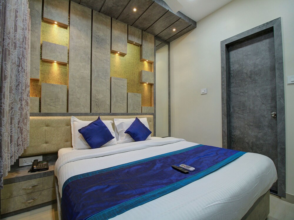 Mahalakshmi Suites By OYO Rooms