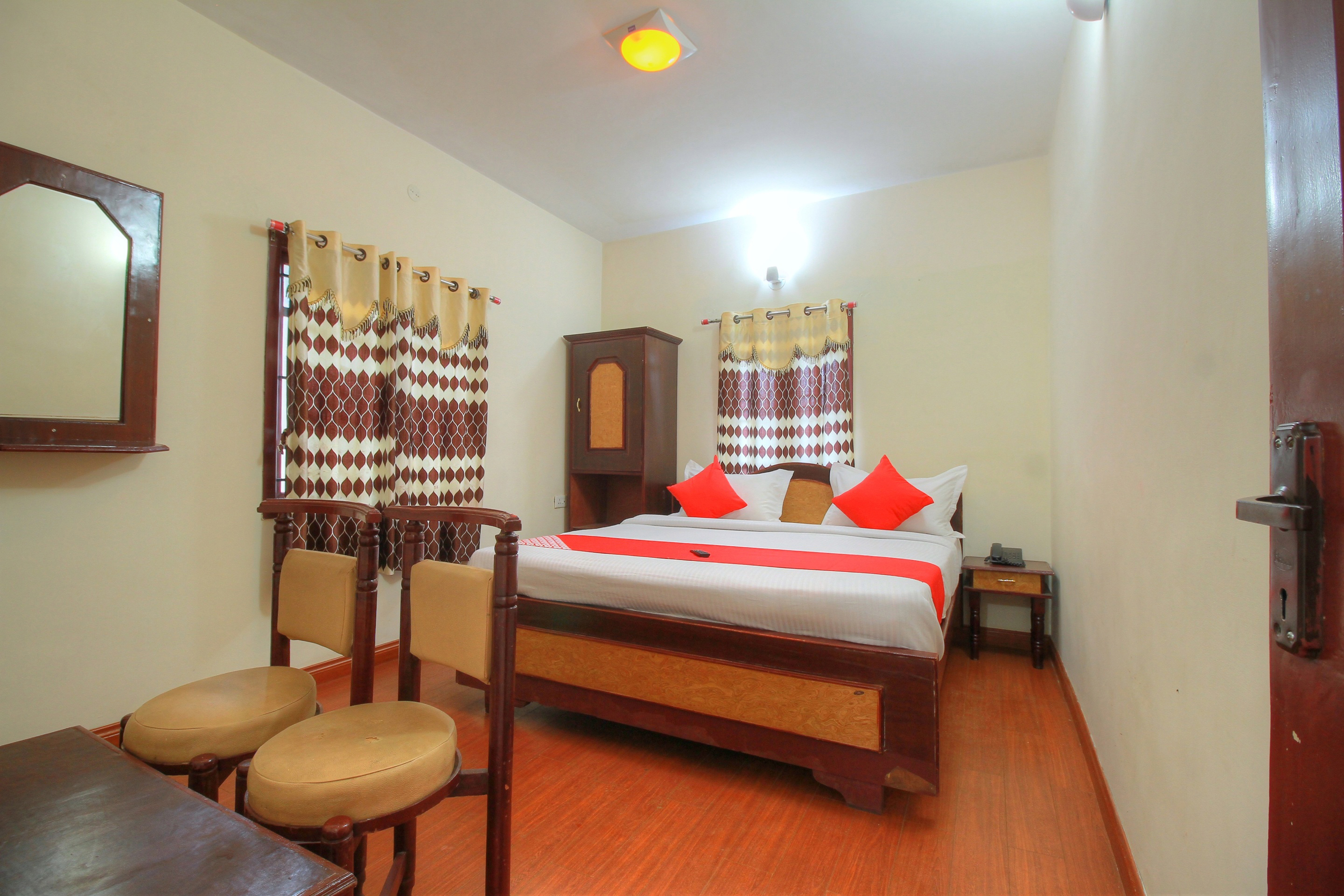 Hotel R.J Inn Outy