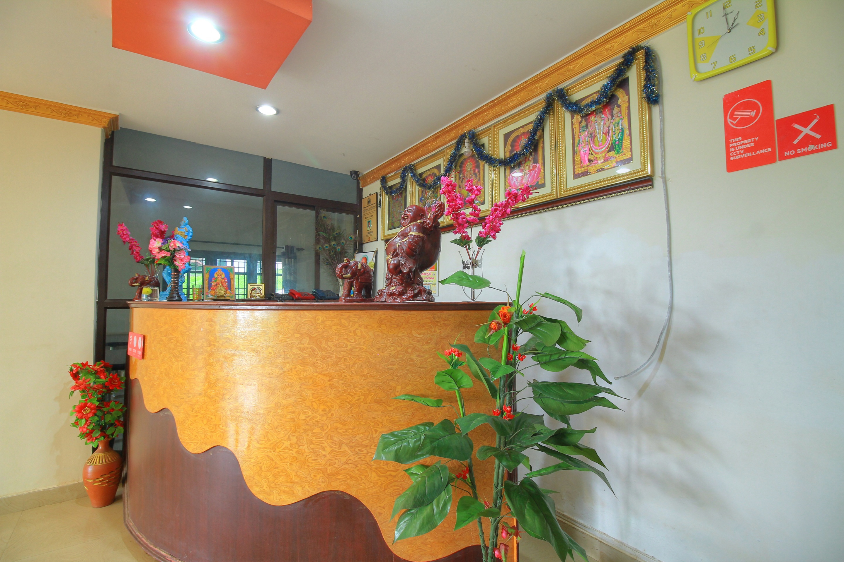 Hotel R.J Inn Outy