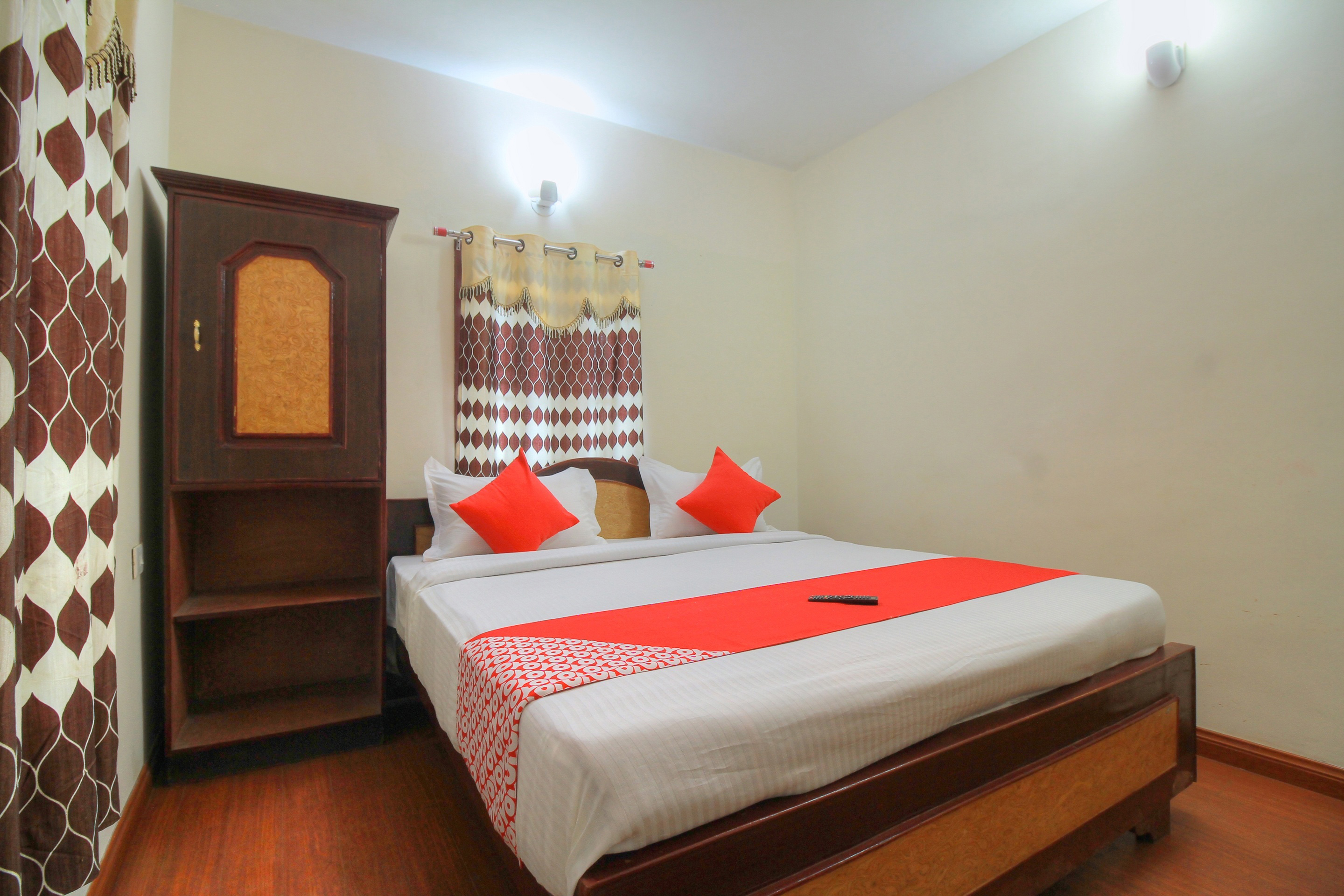 Hotel R.J Inn Outy