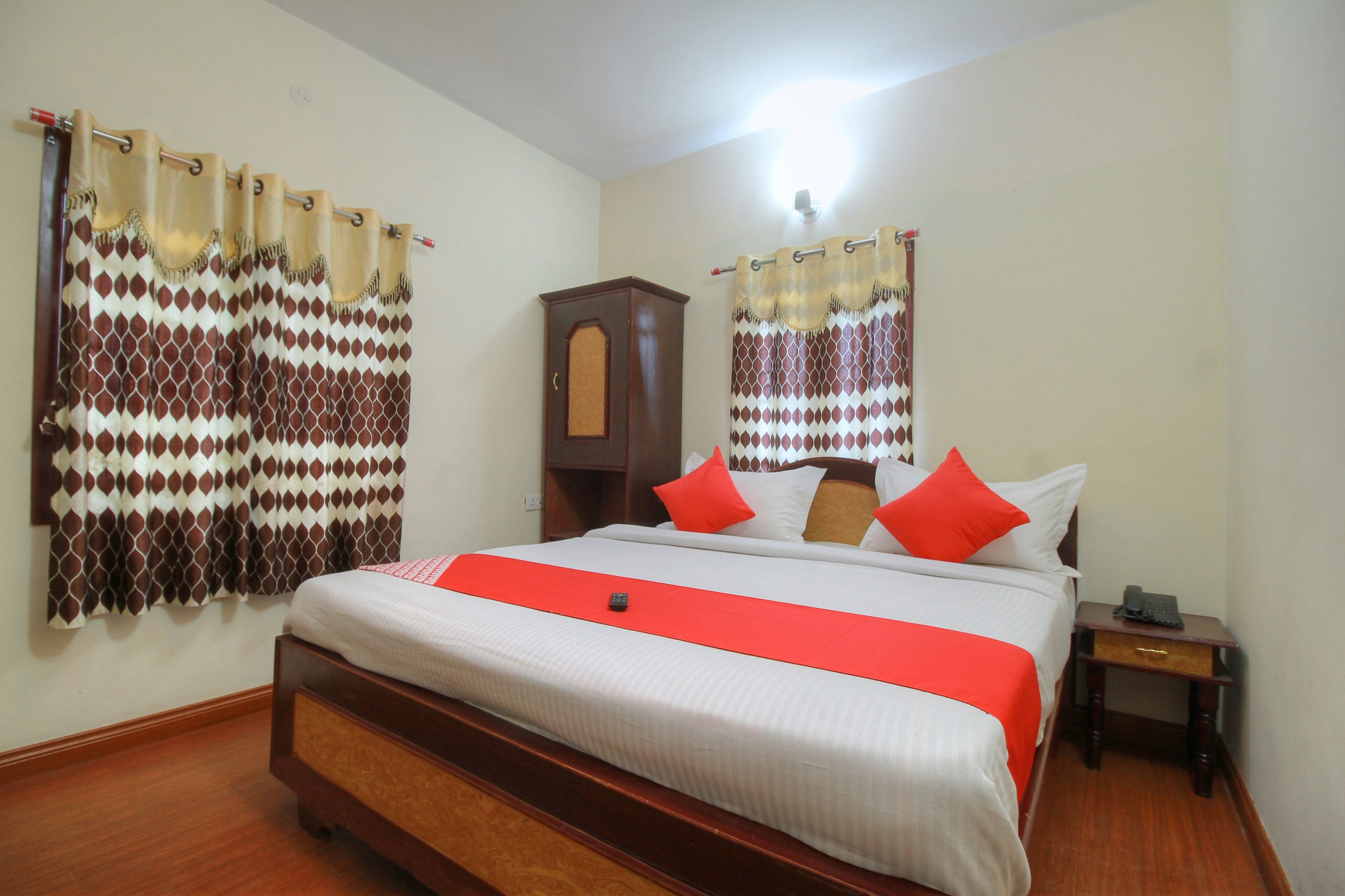 Hotel R.J Inn Outy