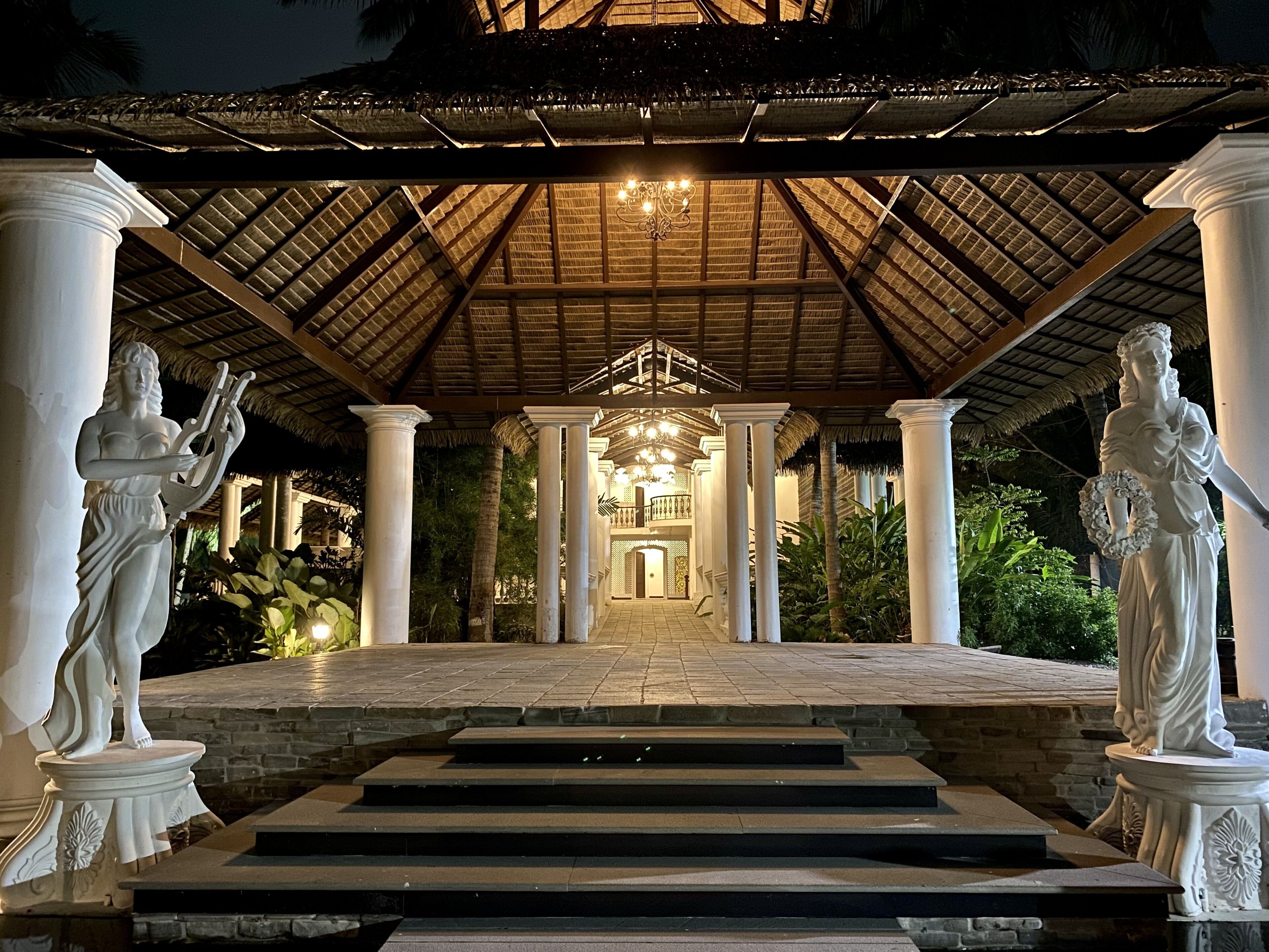 Lagoon De Pondy Resort