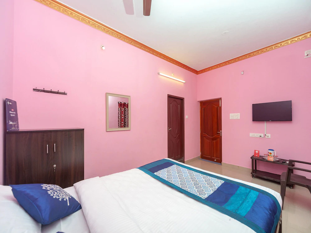 OYO 18450 Puduvai Inn Guest House