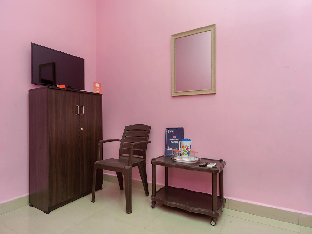 OYO 18450 Puduvai Inn Guest House