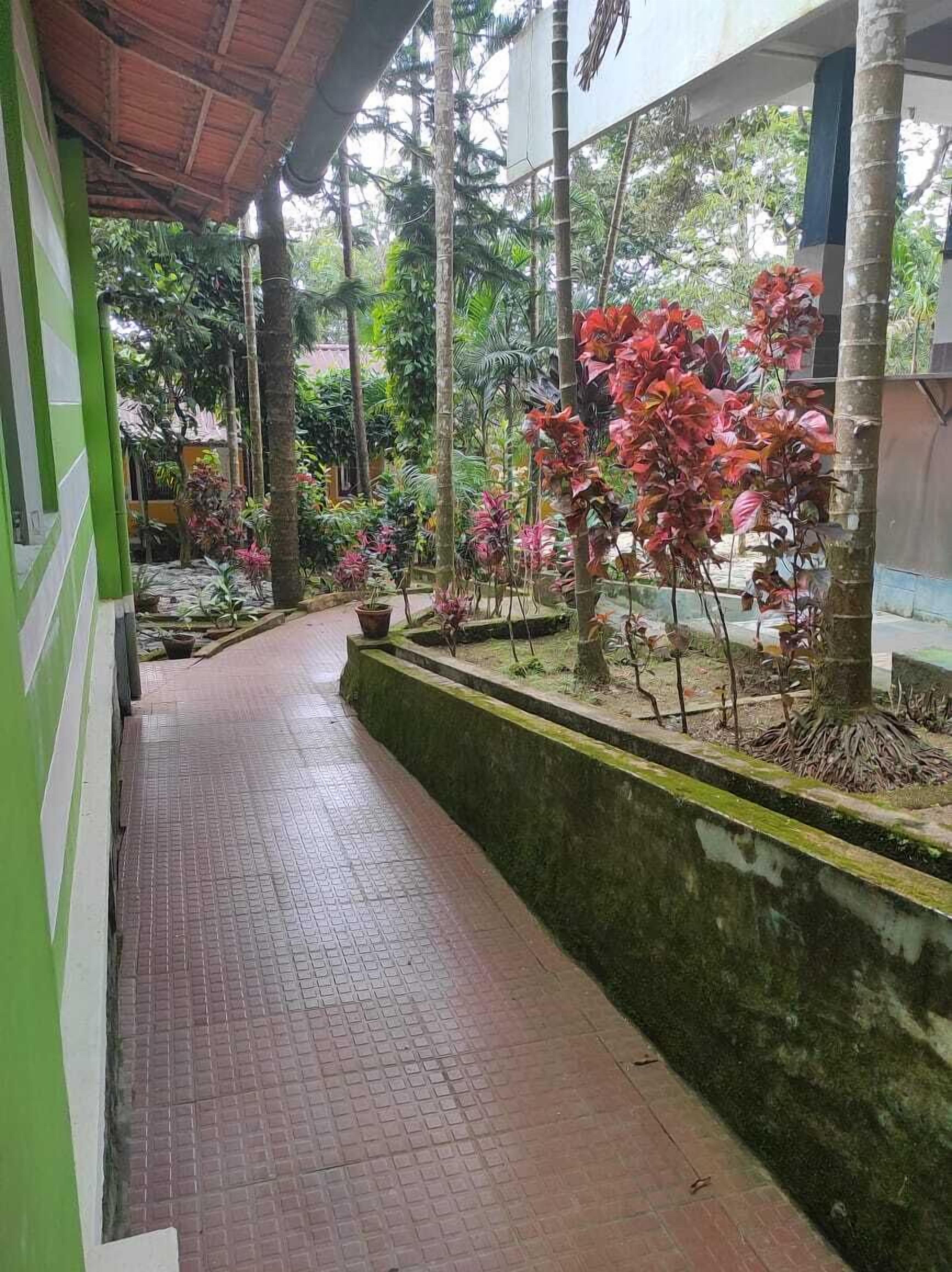Livgrand Deepikas Residence Valparai