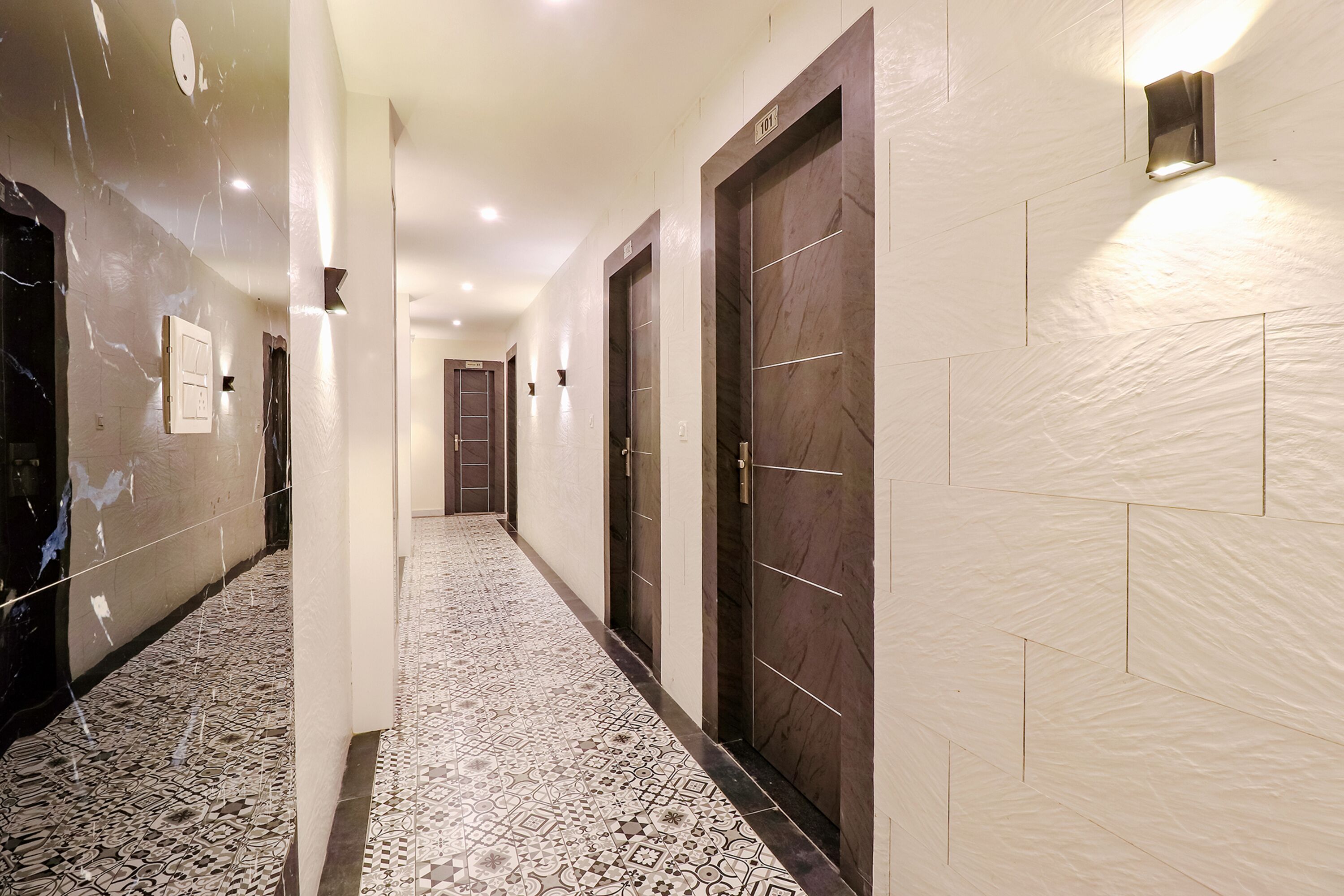 Fabhotel Av Royale