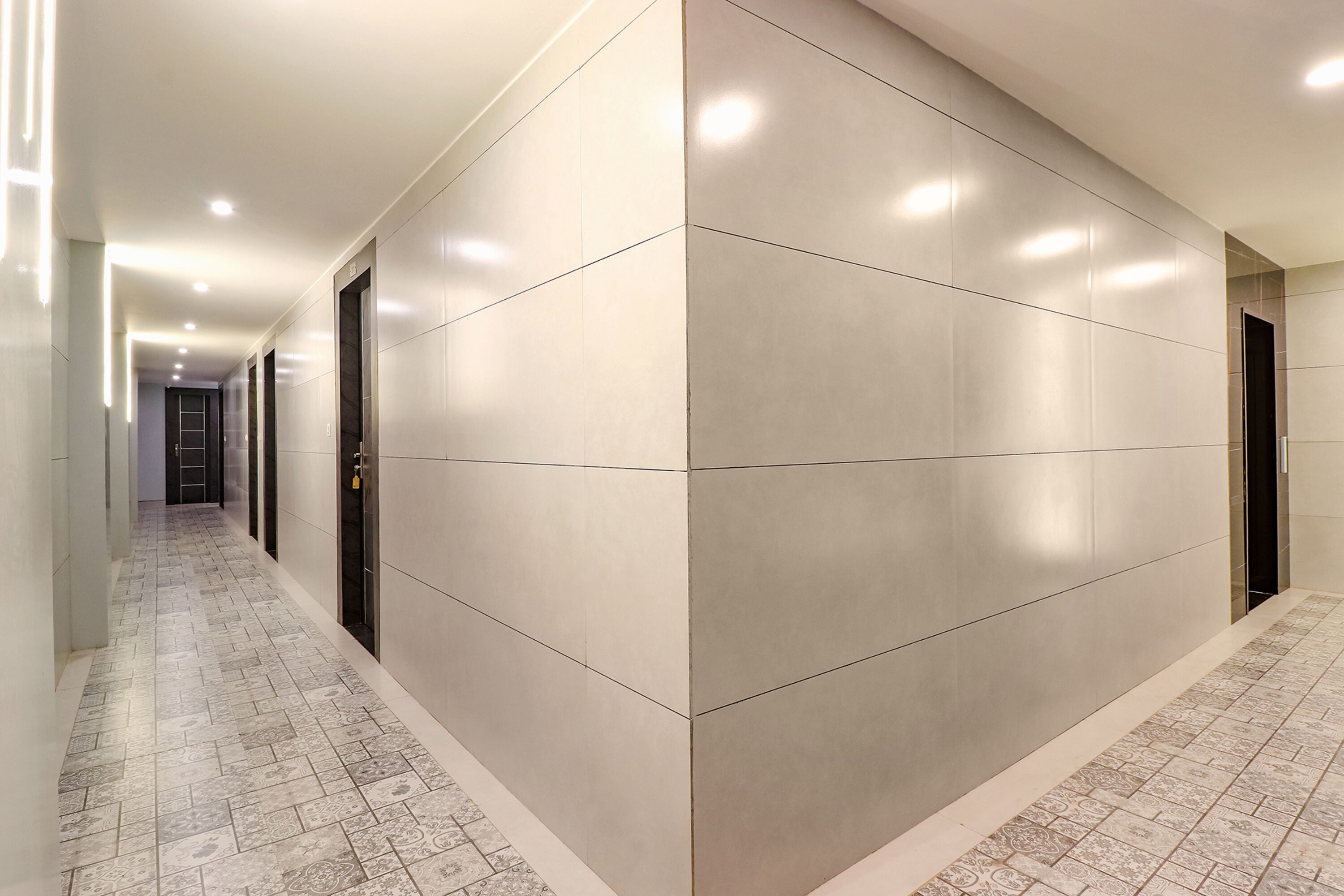 Fabhotel Av Royale