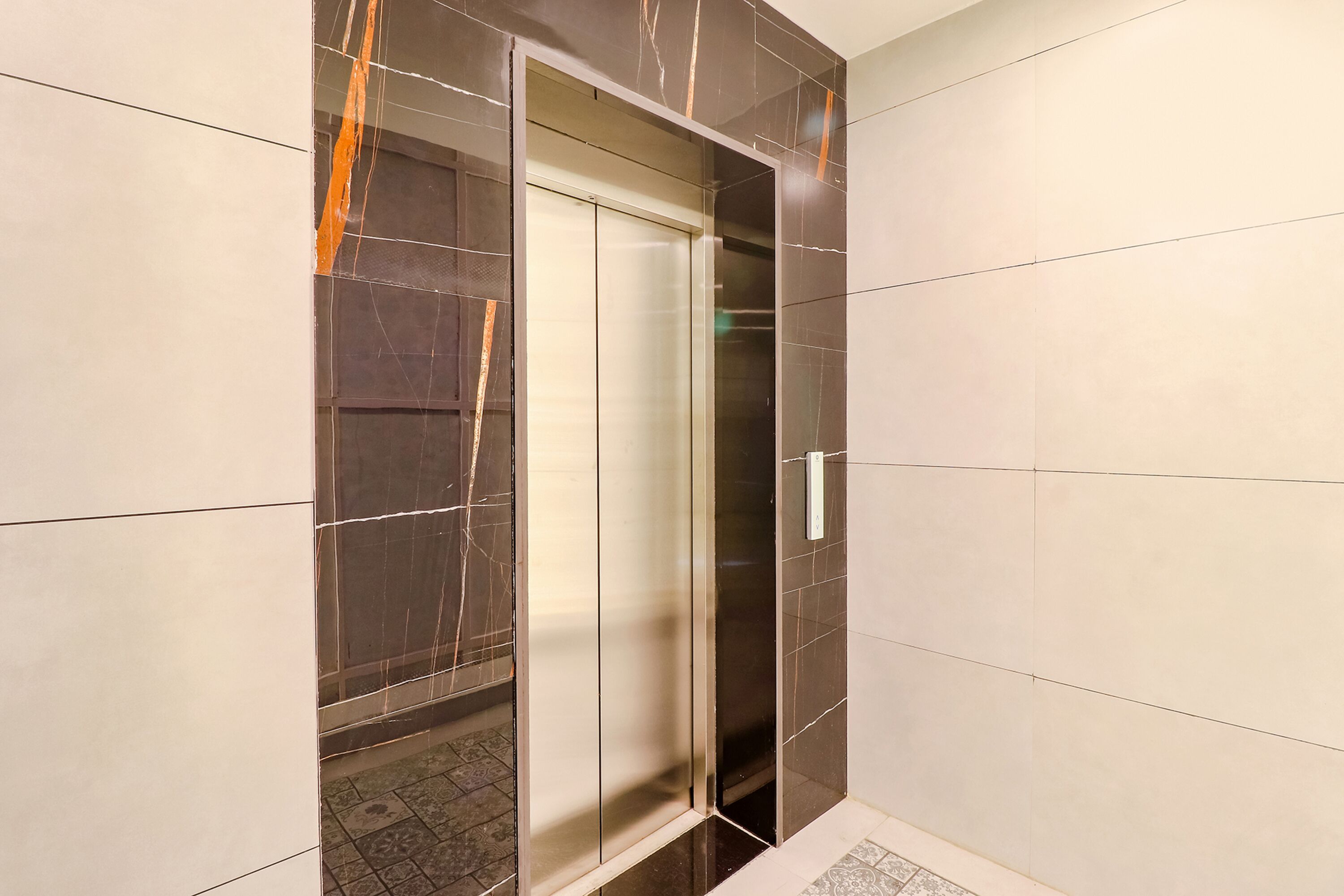 Fabhotel Av Royale