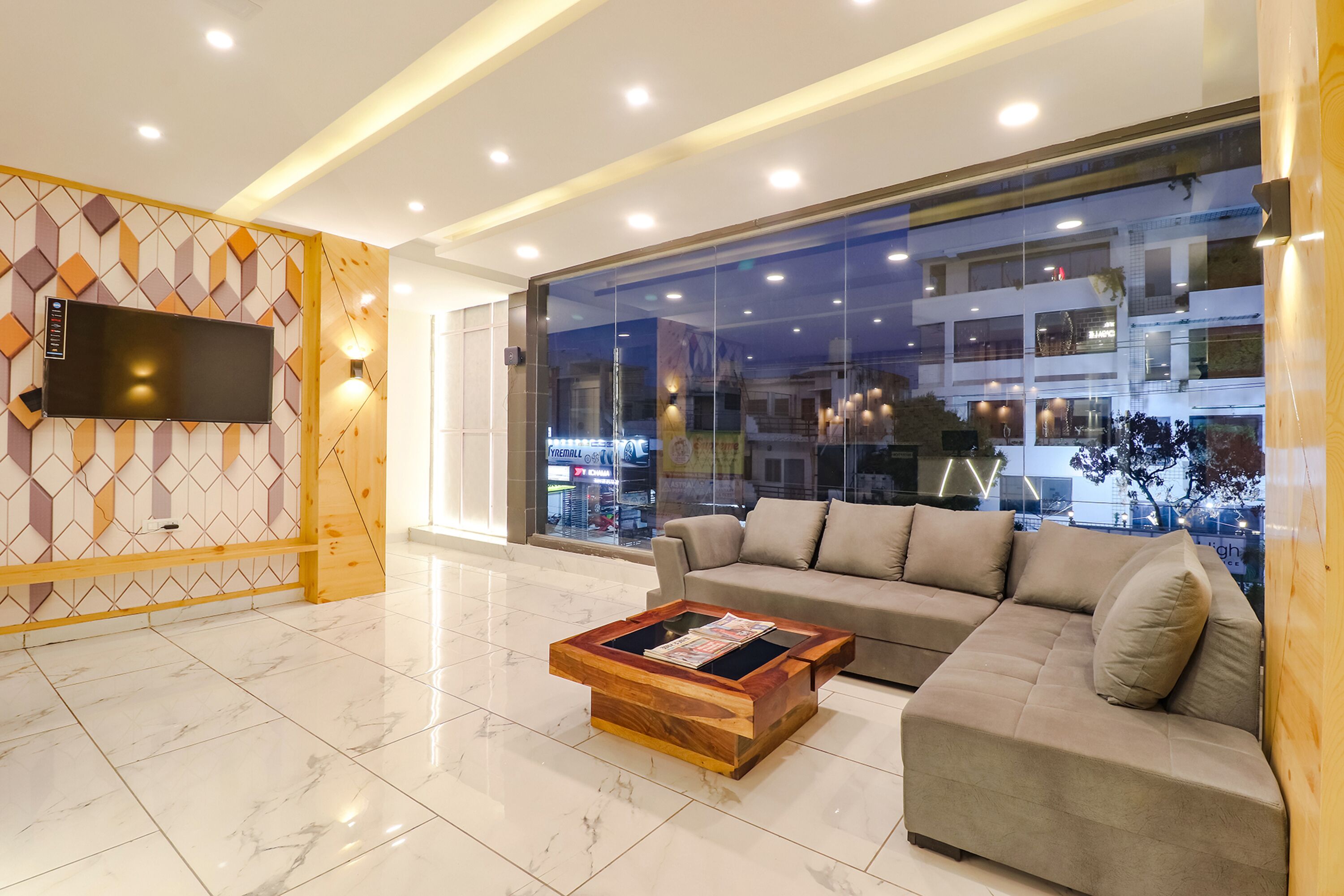 Fabhotel Av Royale