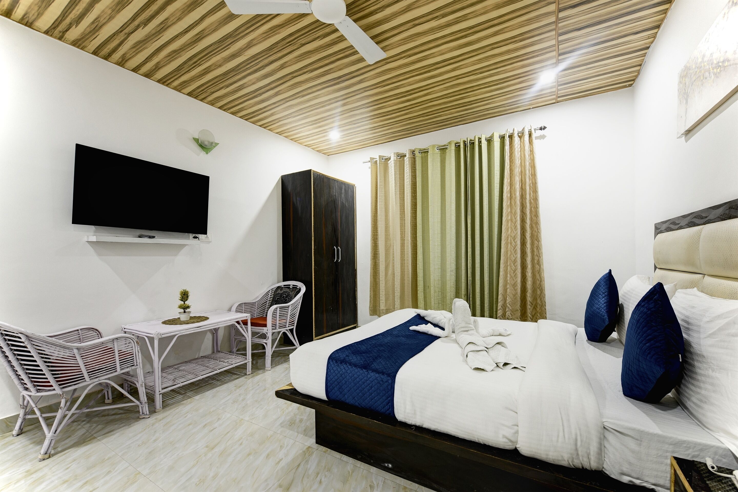 Hotel Shiva Lake