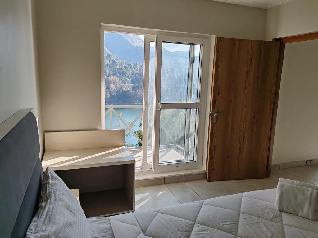 Hibiscus Lake View Hotel