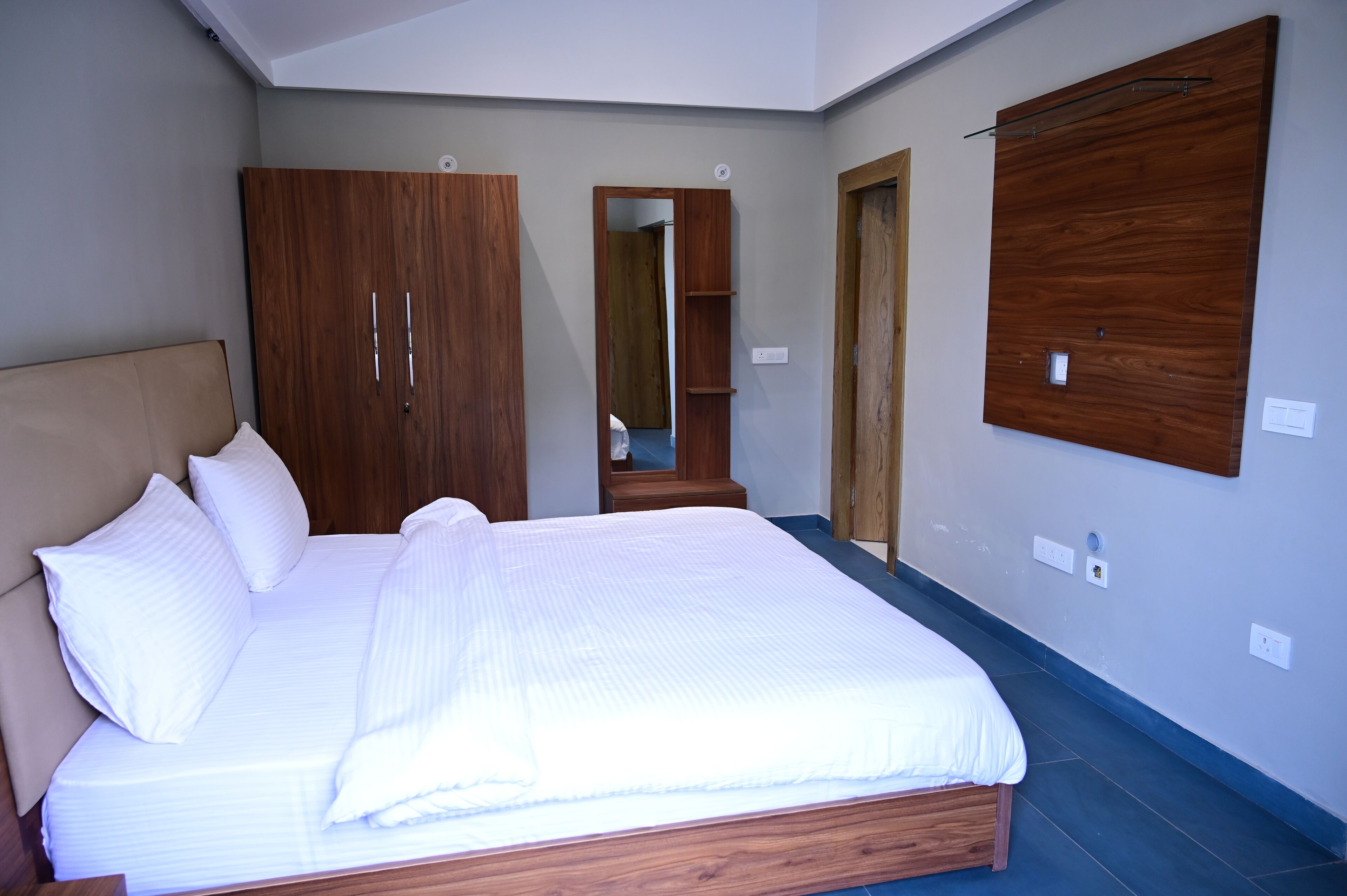 Hibiscus Lake View Hotel