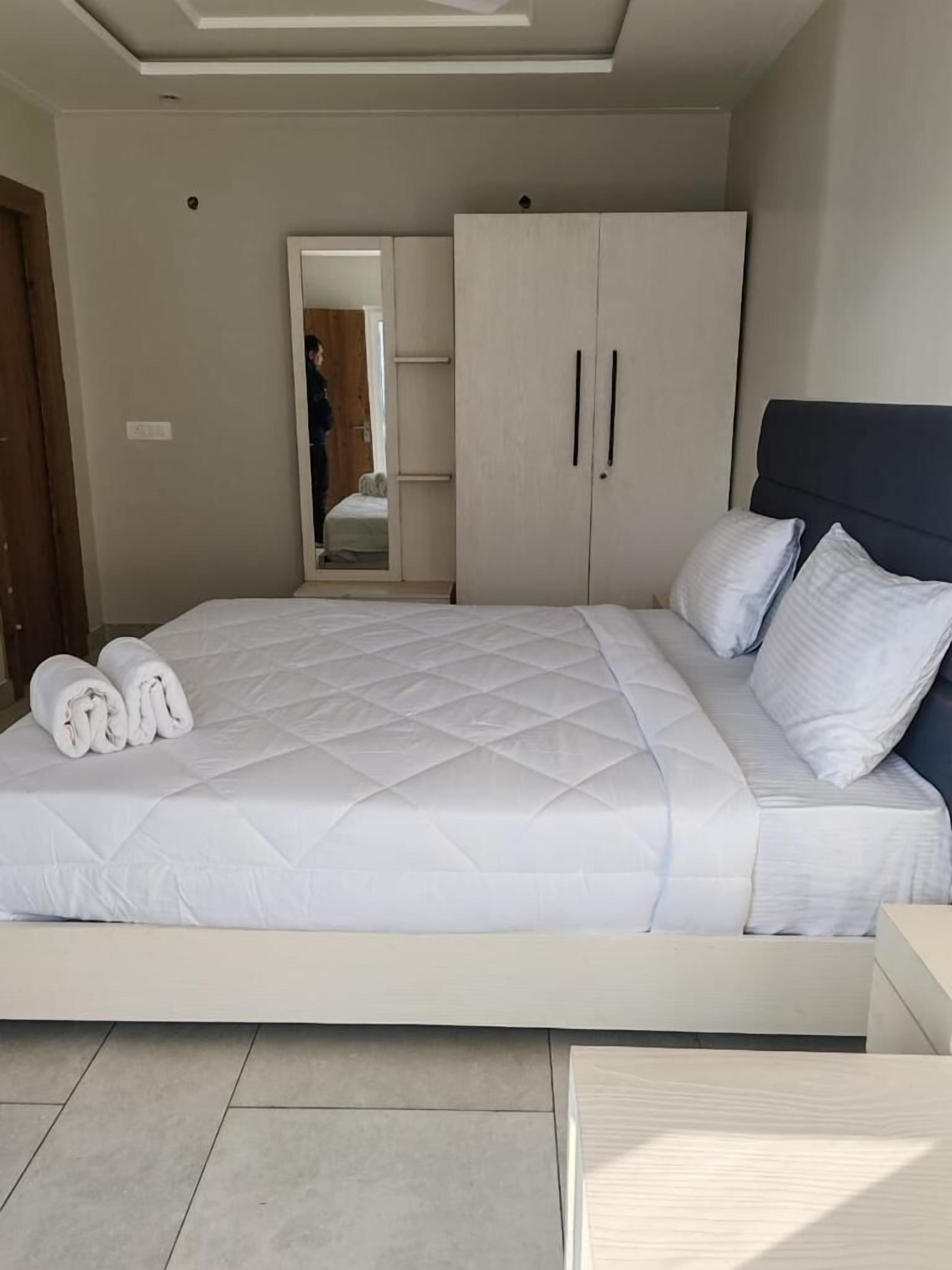 Hibiscus Lake View Hotel