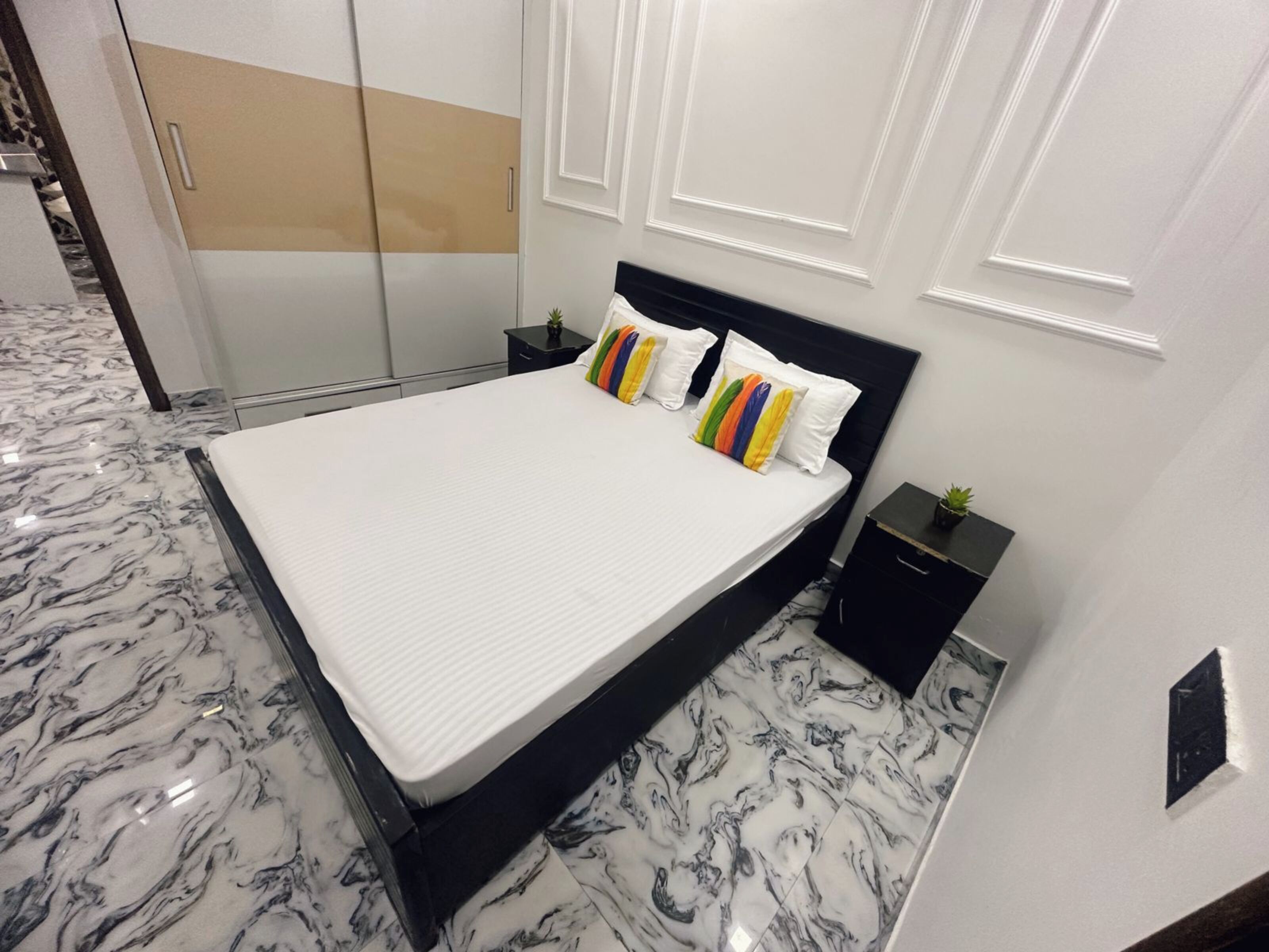 Goroomgo Omasha Residency Noida