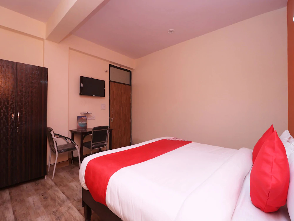 OYO 28366 National Hotel