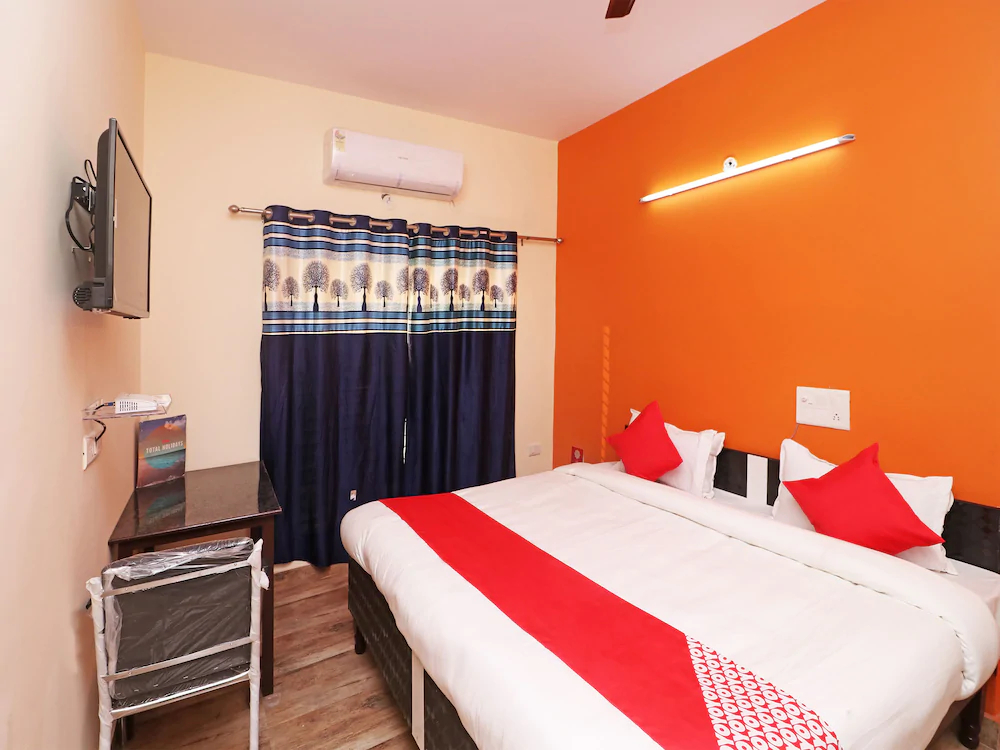 OYO 28366 National Hotel