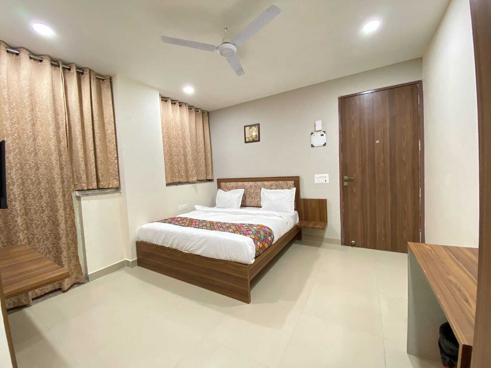 Hotel Vistacrest Noida Sector 104