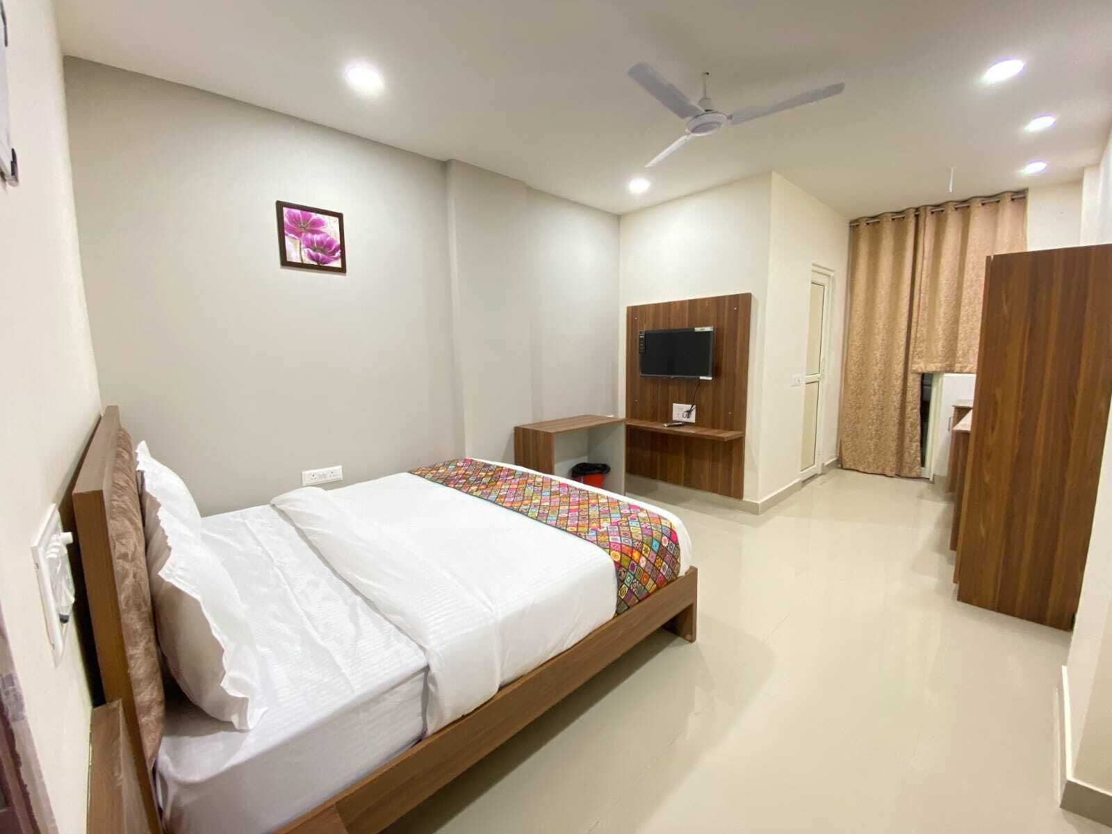 Hotel Vistacrest Noida Sector 104