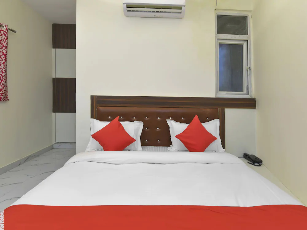 The Signature Hotel By OYO Rooms