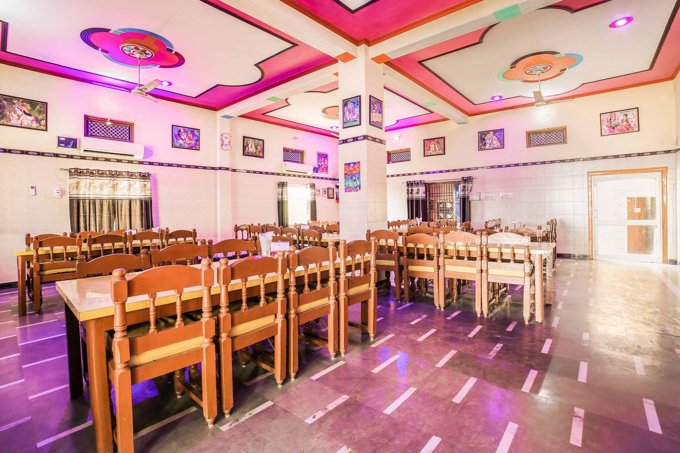 Muni ji Restaurant & Hotel by OYO Rooms