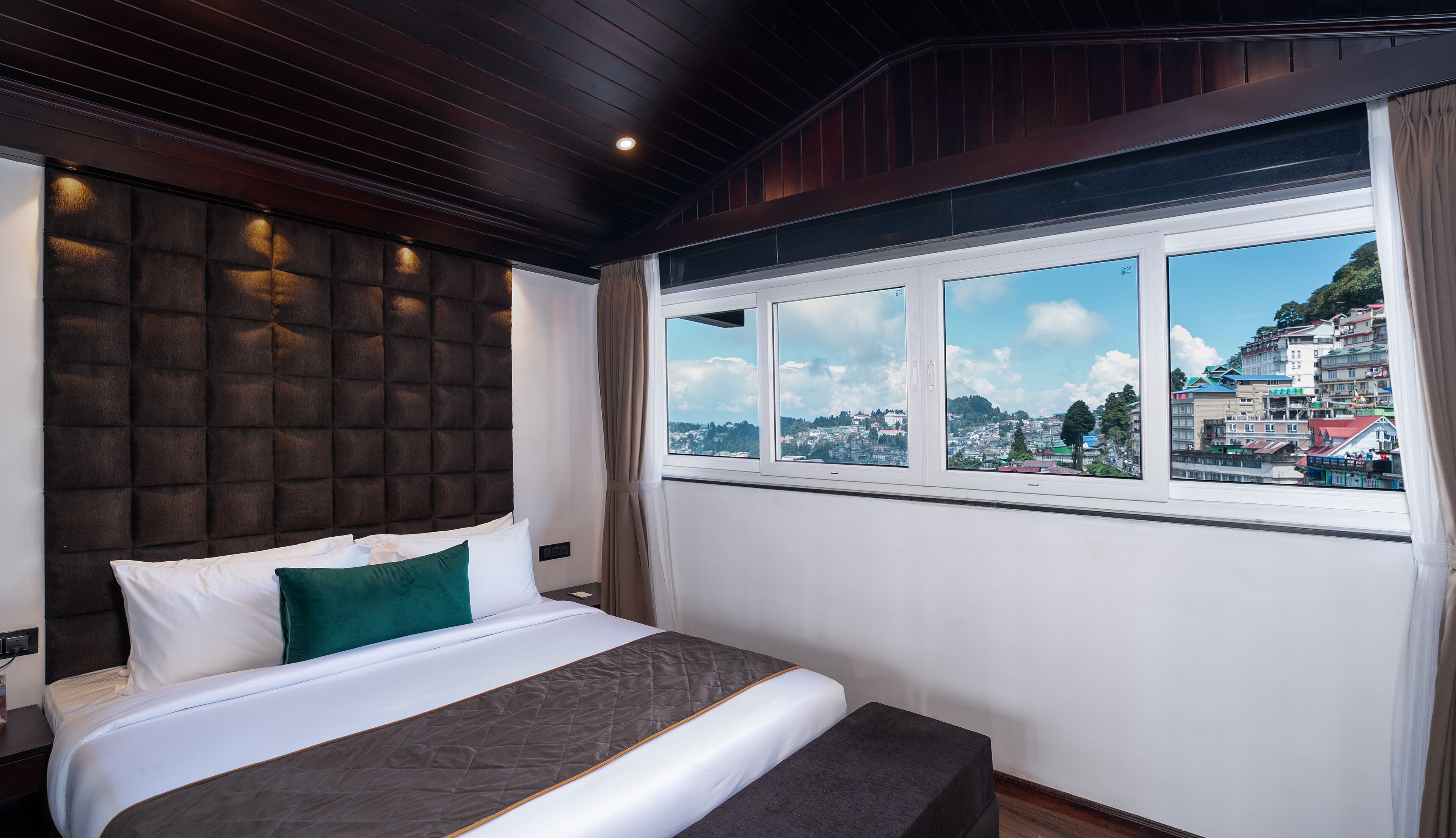 The West Gate Posada By Summit