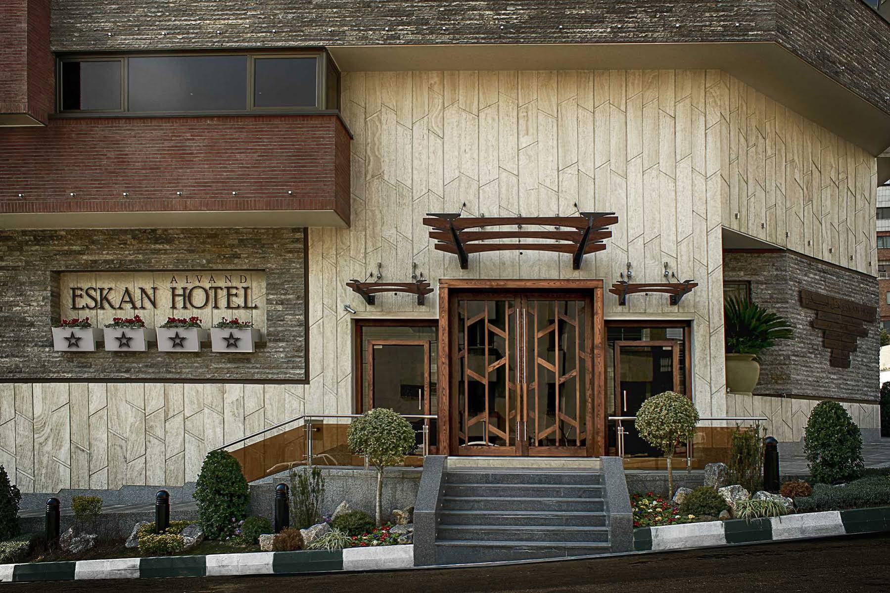 Eskan Alvand Hotel
