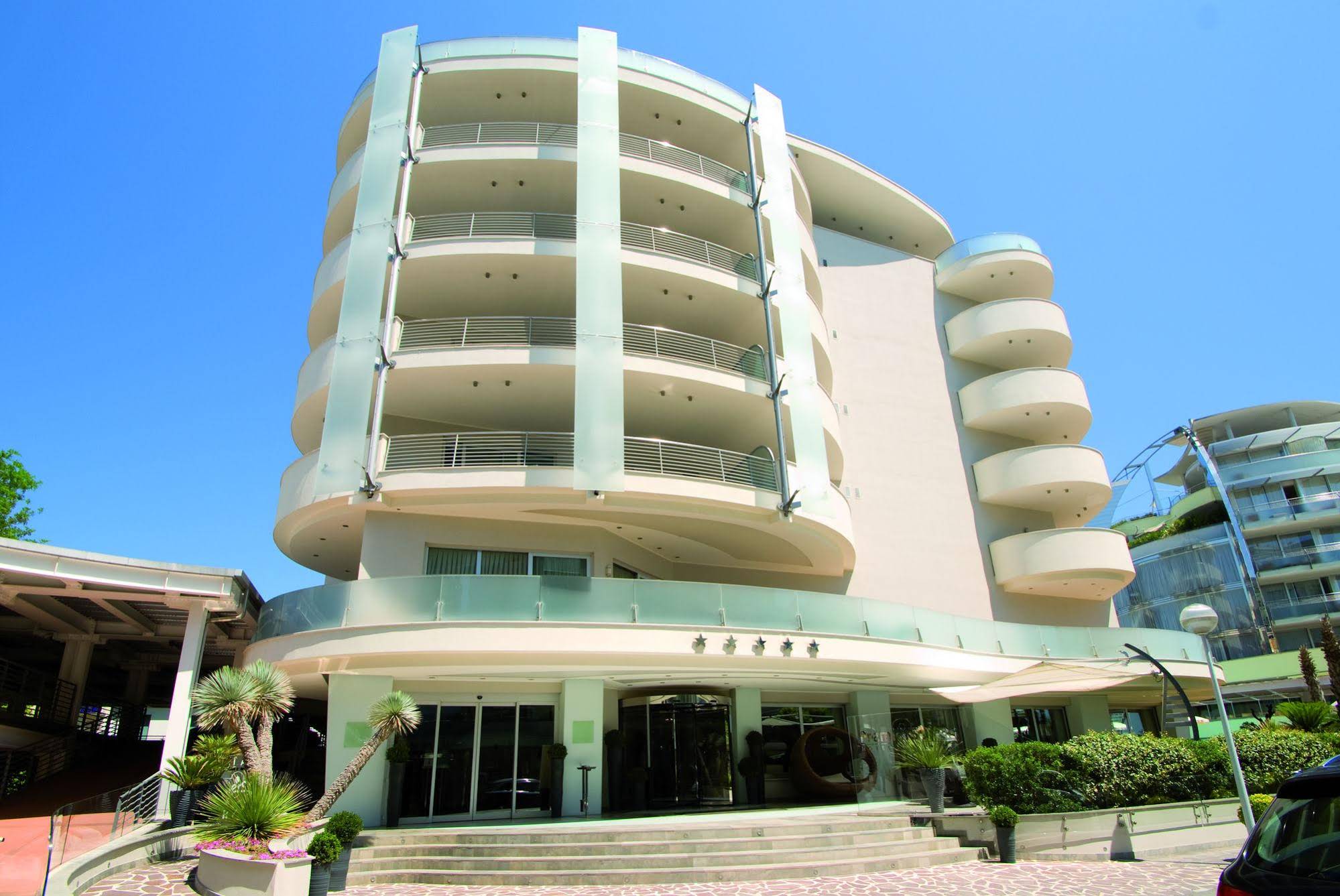 Premier & Suites